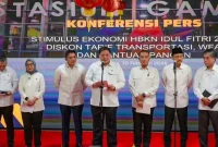 Sekretaris Kabinet Teddy Indra Wijaya mendampingi Menko Perekonomian Airlangga Hartarto saat menyampaikan kebijakan stimulus ekonomi jelang Ramadan dan Lebaran 2026 di Stasiun Gambir, Jakarta Pusat, Selasa (10/2/2026).(Foto: Instagram @sekretariat.kabinet/Tera Nusantara.com)