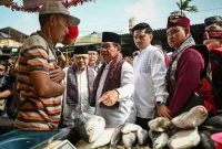 Gubernur DKI Jakarta Pramono Anung (ketiga kiri) didampingi Ketua Dewan Adat Majelis Kaum Betawi Fauzi Bowo (kedua kiri) berbincang dengan penjual ikan bandeng pada Festival Bandeng Rawa Belong 2026 di Jakarta, Sabtu (14/2/2026). (Foto: Pemprov DKI Jakarta/Tera Nusantara.com)
