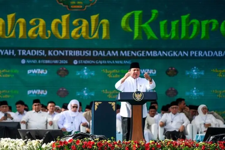 Presiden Prabowo Subianto memberikan sambutan saat menghadiri Mujahadah Kubro dalam rangka hari lahir Satu Abad Nahdlatul Ulama (NU) di Stadion Gajayana, Kota Malang, Jawa Timur, Minggu (8/2/2026). (Foto: Antara/Tera Nusantara.com)