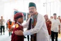 Menteri Sosial Saifullah Yusuf bersama Anang Irawan (9) siswa sekolah Rakyat Terintegrasi (SRT) 44 Kabupaten Kebumen. (Foto: Dok. Kemensos/Tera Nusantara.com)