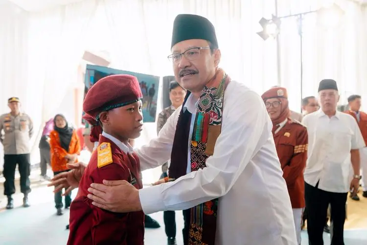 Menteri Sosial Saifullah Yusuf bersama Anang Irawan (9) siswa sekolah Rakyat Terintegrasi (SRT) 44 Kabupaten Kebumen. (Foto: Dok. Kemensos/Tera Nusantara.com)