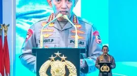 Kapolri Jenderal Pol. Listyo Sigit Prabowo menyampaikan sambutan saat peresmian secara serentak 1.072 Satuan Pelayanan Pemenuhan Gizi (SPPG) Polri se-Indonesia di SPPG Palmerah, Jakarta, Jumat (13/2/2026). (Foto: Tera Nusantara.com)