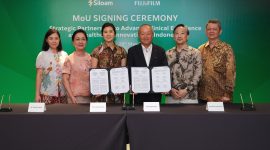 Yanti MAYASARI, Clinical Strategy and Innovation Director of Siloam Hospitals (tiga kiri); dan Teiichi Goto, President and CEO Fujifilm Holdings Corporation menunjukkan naskah kemitraan.