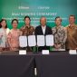 Yanti MAYASARI, Clinical Strategy and Innovation Director of Siloam Hospitals (tiga kiri); dan Teiichi Goto, President and CEO Fujifilm Holdings Corporation menunjukkan naskah kemitraan.