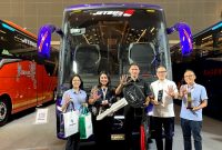 Andik Ruswandriyo, Owner PO PHD Trans (tengah), seusai menerima unit Hino Bus RM 280 ABS di ajang Busworld Southeast Asia 2026, Kamis (21/4/2026). 
