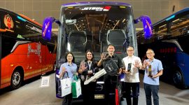 Andik Ruswandriyo, Owner PO PHD Trans (tengah), seusai menerima unit Hino Bus RM 280 ABS di ajang Busworld Southeast Asia 2026, Kamis (21/4/2026). 