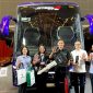 Andik Ruswandriyo, Owner PO PHD Trans (tengah), seusai menerima unit Hino Bus RM 280 ABS di ajang Busworld Southeast Asia 2026, Kamis (21/4/2026). 