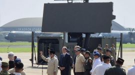 Presiden Indonesia Prabowo Subianto menyaksikan penyerahan secara resmi dua radar GM403 dari Thales kepada TNI Angkatan Udara (TNI AU) di Pangkalan Udara Halim Perdanakusuma di Jakarta, Kamis (21/4/2026). 