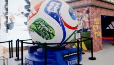 Piala Dunia FIFA atau sering disebut Piala Dunia saja, adalah kompetisi sepak bola internasional yang diikuti oleh tim nasional senior putra anggota Federasi Sepak Bola Internasional, badan pengatur sepak bola dunia.