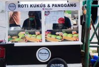 Lukman memanfaatkan layanan pesan-antar, menerima berbagai metode pembayaran digital, hingga menggunakan pencatatan transaksi untuk mengawasi arus pembayaran dengan mitra dan vendor.