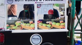 Lukman memanfaatkan layanan pesan-antar, menerima berbagai metode pembayaran digital, hingga menggunakan pencatatan transaksi untuk mengawasi arus pembayaran dengan mitra dan vendor.