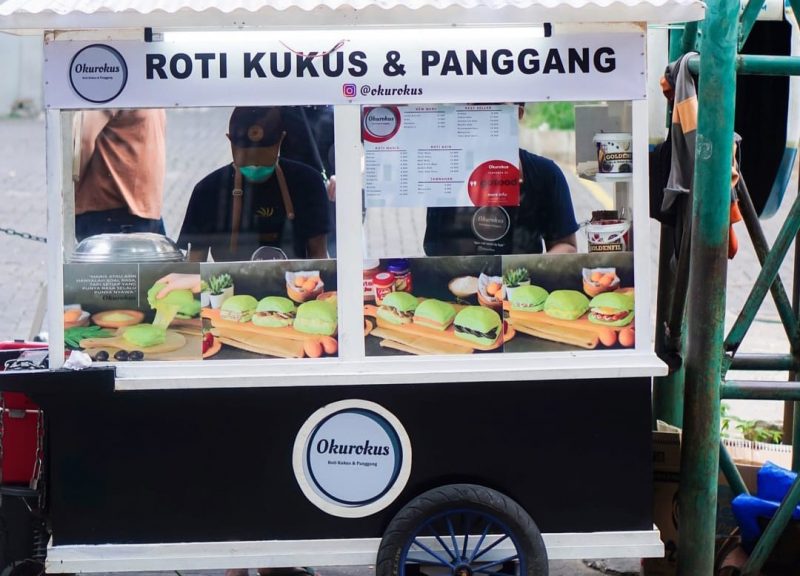 Lukman memanfaatkan layanan pesan-antar, menerima berbagai metode pembayaran digital, hingga menggunakan pencatatan transaksi untuk mengawasi arus pembayaran dengan mitra dan vendor.