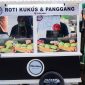 Lukman memanfaatkan layanan pesan-antar, menerima berbagai metode pembayaran digital, hingga menggunakan pencatatan transaksi untuk mengawasi arus pembayaran dengan mitra dan vendor.