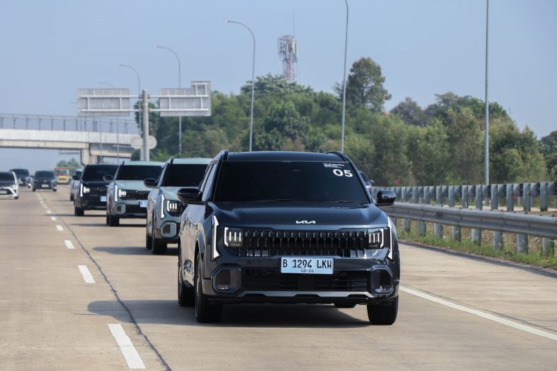 Kia juga membekali SUV ini dengan fitur praktis seperti Wireless Charging, Remote Engine Start, Electric Parking Brake (EPB) dengan Auto Hold, dan Tire Pressure Monitoring System (TPMS) untuk menunjang mobilitas harian.