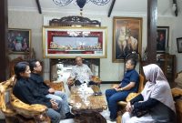 Ketua STMIK Kebumen, Muhyat, didampingi Wakil jajaran pimpinan perguruan tinggi tersebut berbincang dengan Anggota DPR RI (F-Gerindra) KRT Darori Wonodipuro, Ahad (20/6/2026).