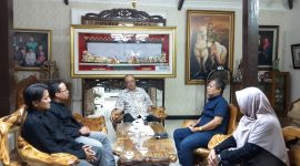 Ketua STMIK Kebumen, Muhyat, didampingi Wakil jajaran pimpinan perguruan tinggi tersebut berbincang dengan Anggota DPR RI (F-Gerindra) KRT Darori Wonodipuro, Ahad (20/6/2026).