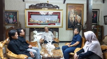 Ketua STMIK Kebumen, Muhyat, didampingi Wakil jajaran pimpinan perguruan tinggi tersebut berbincang dengan Anggota DPR RI (F-Gerindra) KRT Darori Wonodipuro, Ahad (20/6/2026).