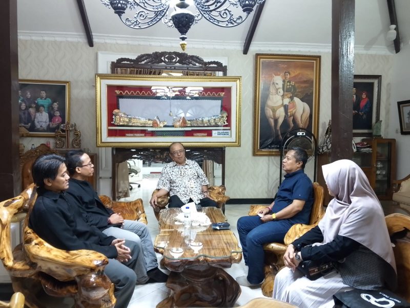 Ketua STMIK Kebumen, Muhyat, didampingi Wakil jajaran pimpinan perguruan tinggi tersebut berbincang dengan Anggota DPR RI (F-Gerindra) KRT Darori Wonodipuro, Ahad (20/6/2026).