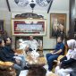 Ketua STMIK Kebumen, Muhyat, didampingi Wakil jajaran pimpinan perguruan tinggi tersebut berbincang dengan Anggota DPR RI (F-Gerindra) KRT Darori Wonodipuro, Ahad (20/6/2026).